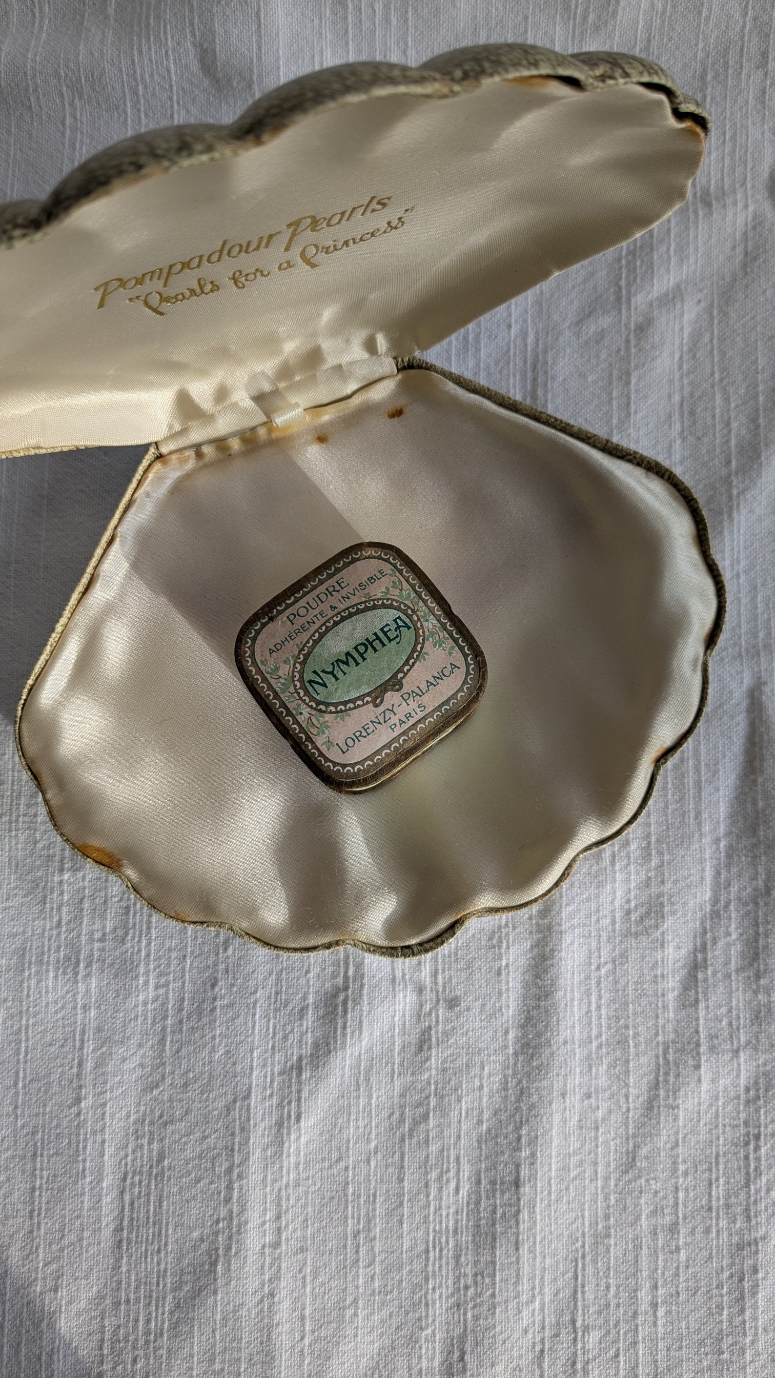 Vintage French Face Powder Box — Lorenzy-Palanca Nymphéa, Parisian Vanity Collectible