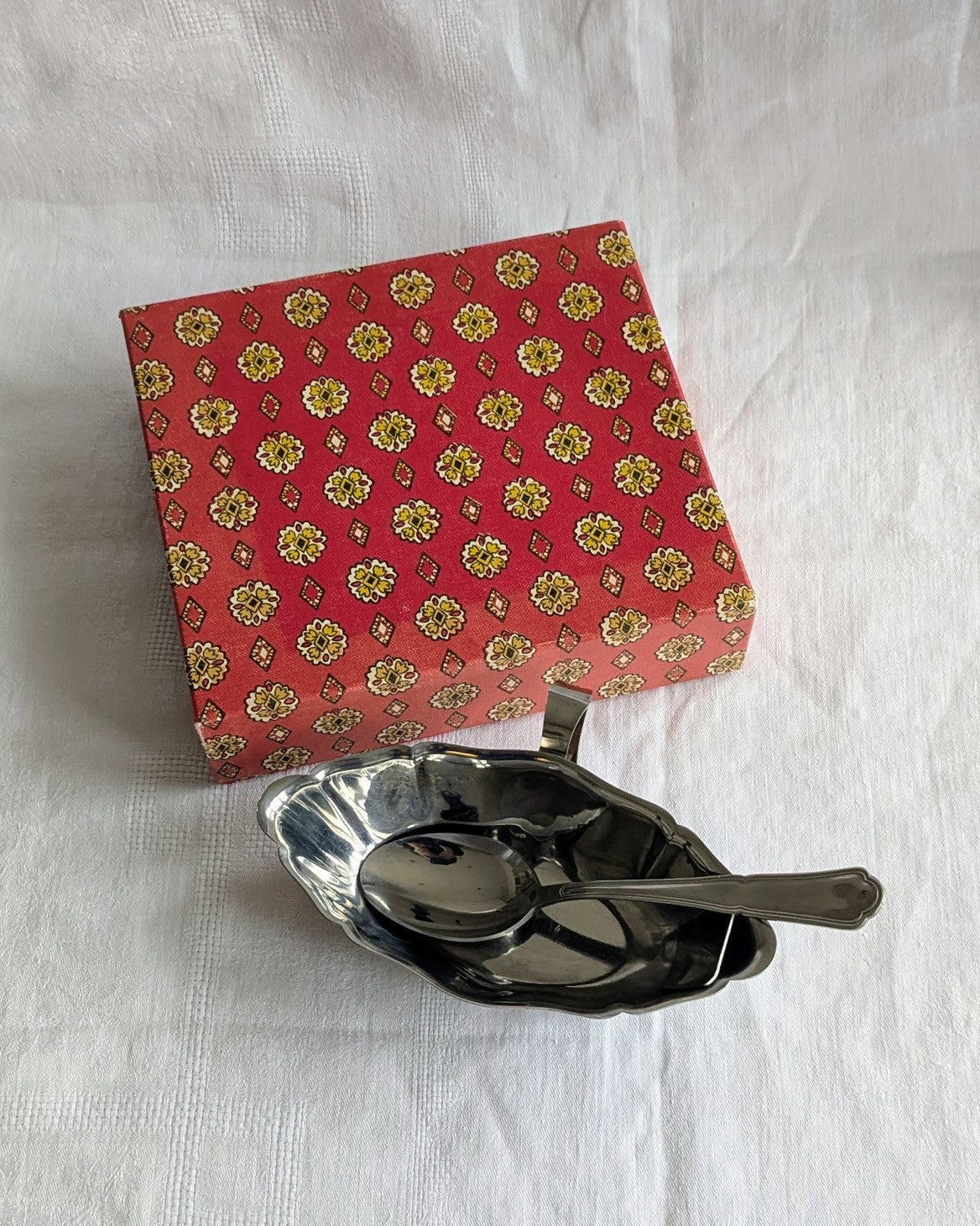 Vintage French Inox Sauce Dish & Spoon — Scalloped, Boxed, Retro Tableware