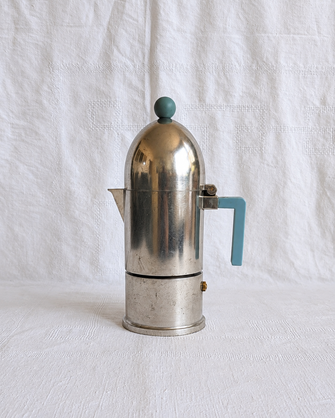 Vintage Alessi La Cupola 3-cup espresso coffee maker designed by Aldo Rossi in 1988, cast aluminium domed body, postmodern Italian design, made in Italy