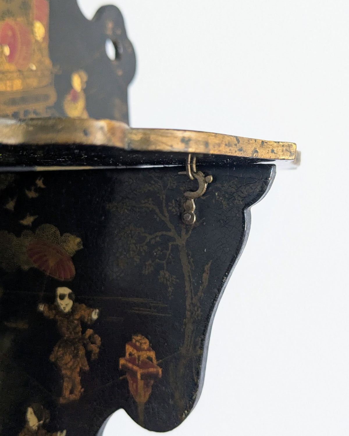 Antique Napoleon III black lacquered wood folding wall shelf with gilt chinoiserie motifs, scalloped silhouette and hinged mechanism, 19th century French decorative arts