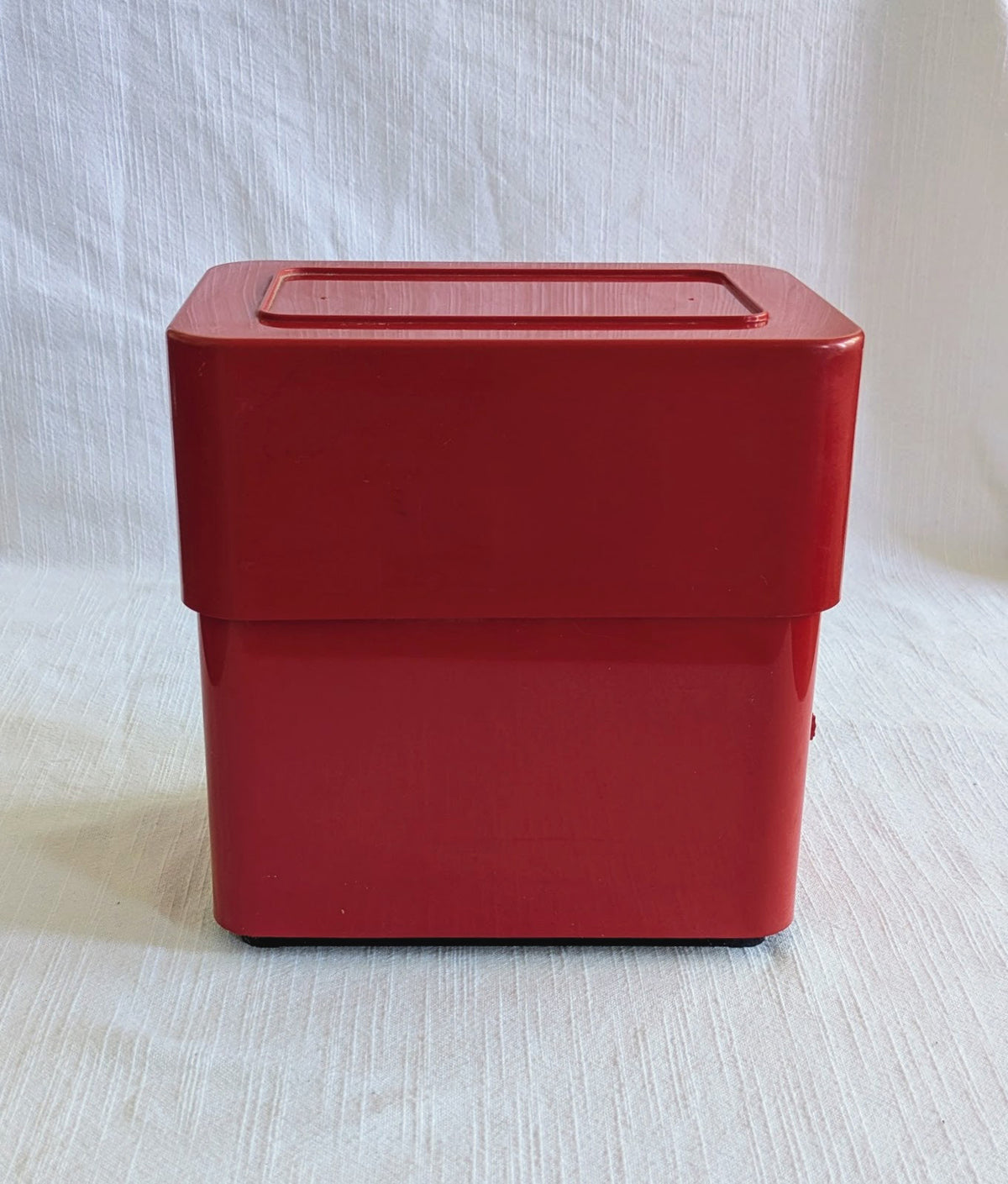 Vintage 1970s Terraillon kitchen scale in red plastic with reversible weighing bowl, retro French design, weighs up to 5 kg, made in France